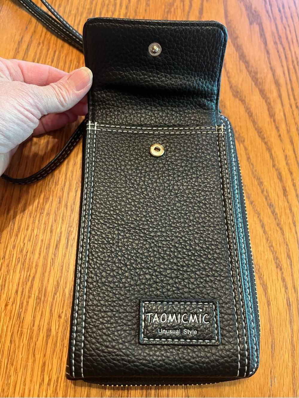 Compact Black Crossbody Bag with Contrast Stitching - Picture 7 of 12